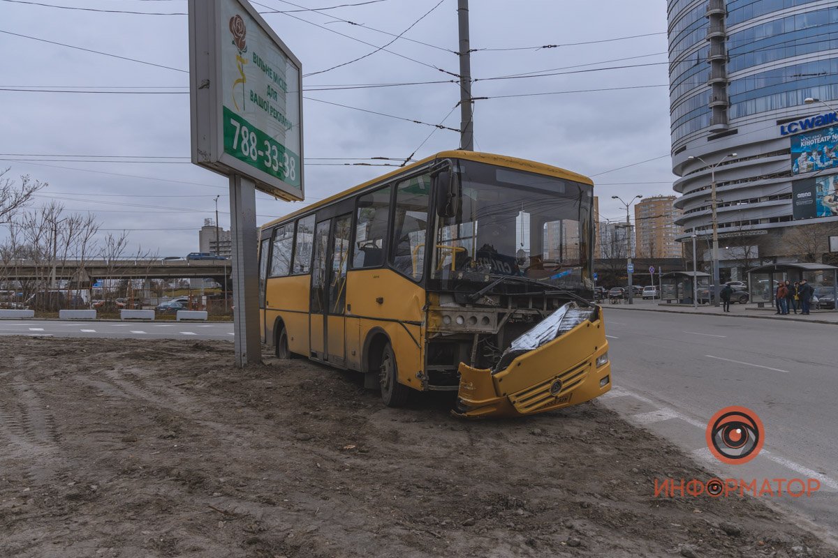 В Днепре на съезде с Нового моста автобус врезался в столб и выехал на разделитель 5