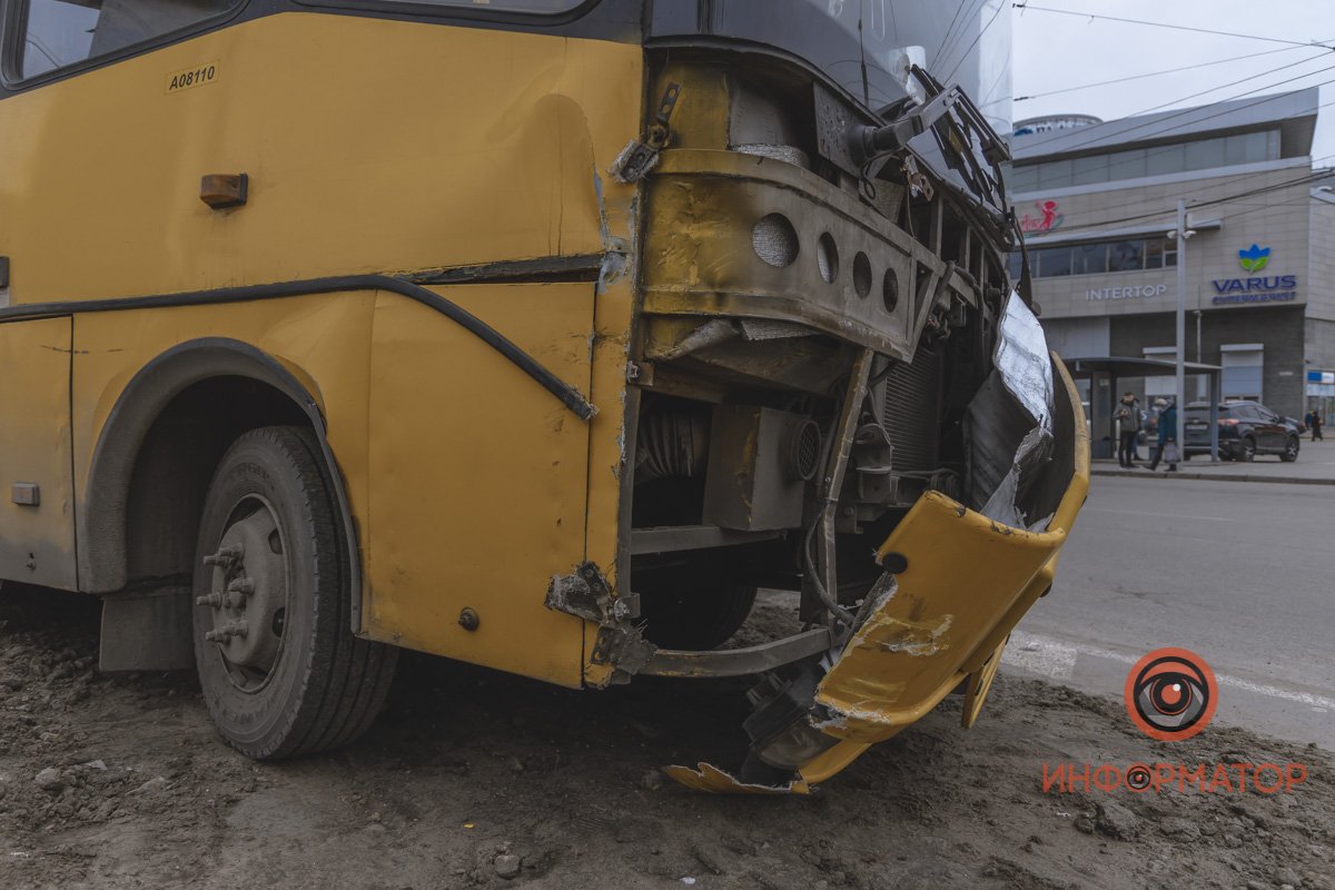В Днепре на съезде с Нового моста автобус врезался в столб и выехал на разделитель 6