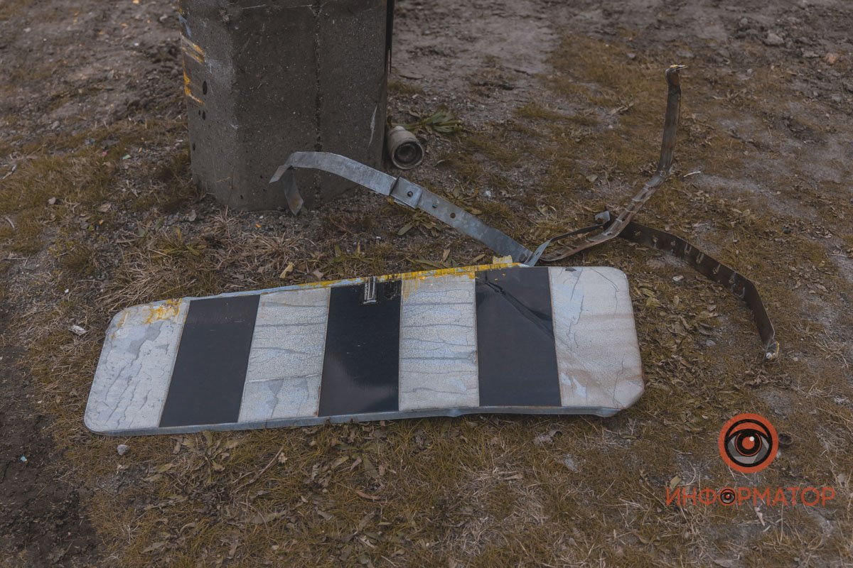 В Днепре на съезде с Нового моста автобус врезался в столб и выехал на разделитель 7