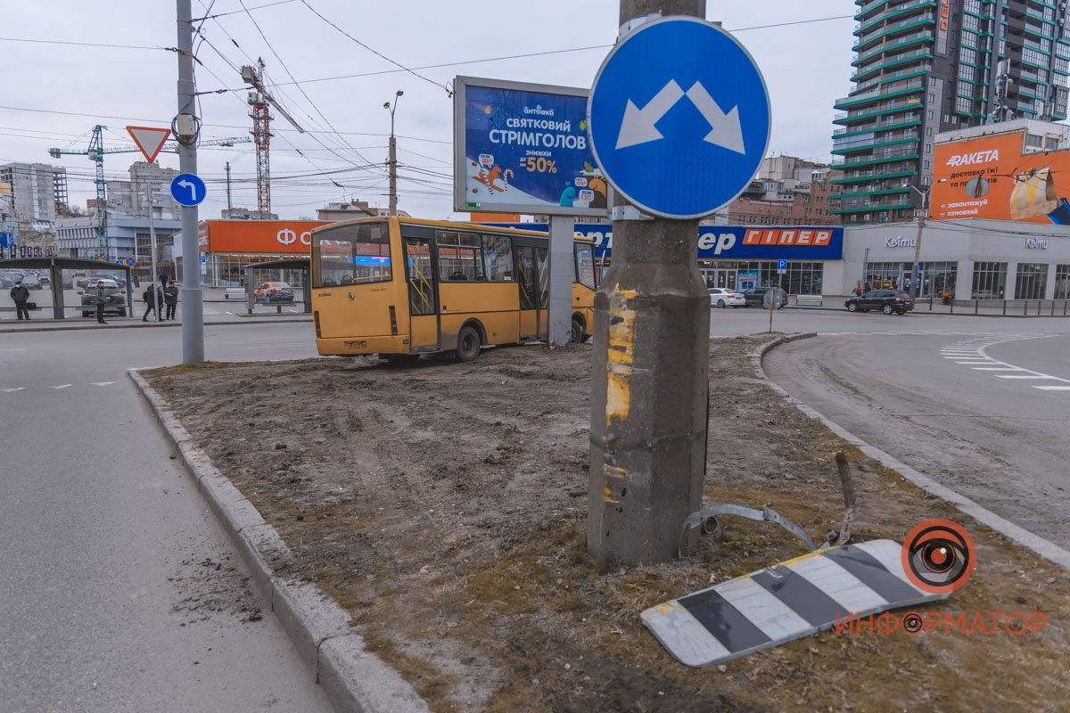 В Днепре на съезде с Нового моста автобус врезался в столб и выехал на разделитель 8