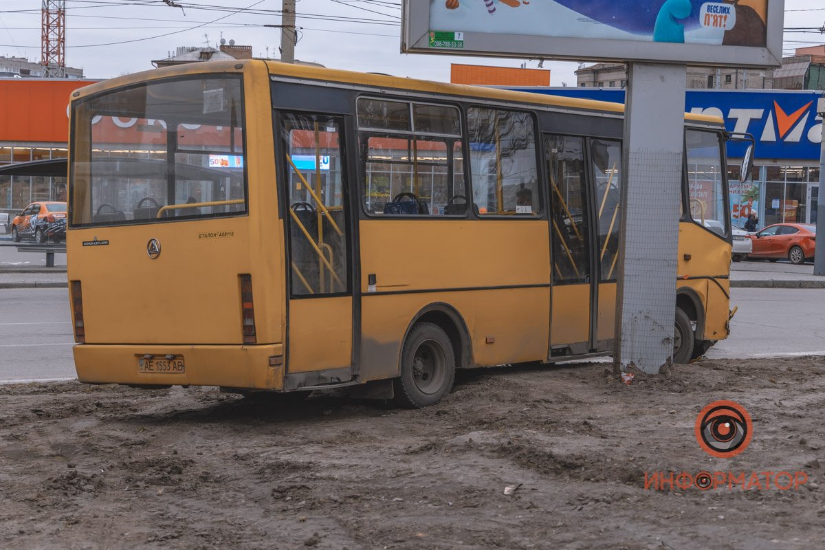 В Днепре на съезде с Нового моста автобус врезался в столб и выехал на разделитель 9