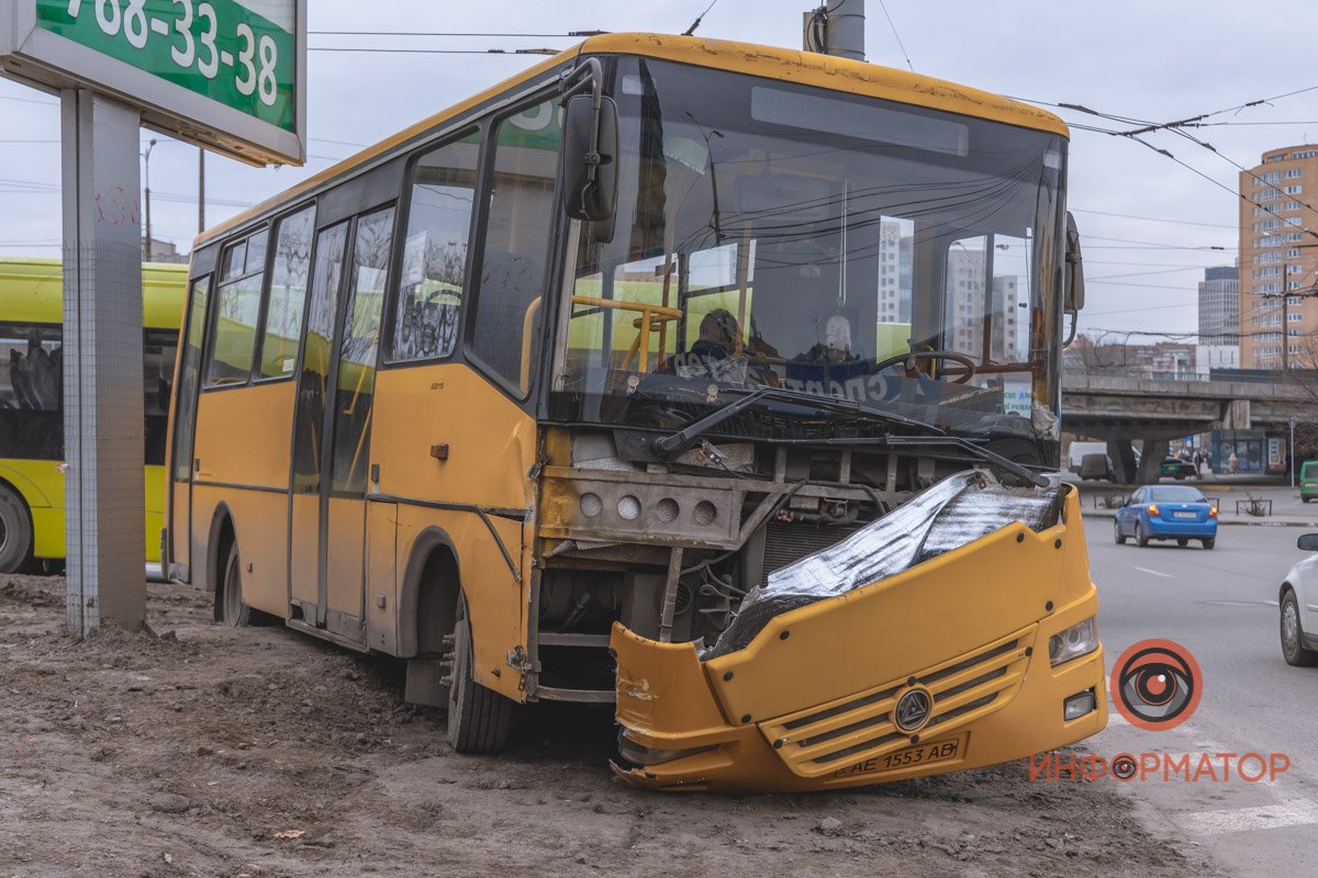 В Днепре на съезде с Нового моста автобус врезался в столб и выехал на разделитель 11