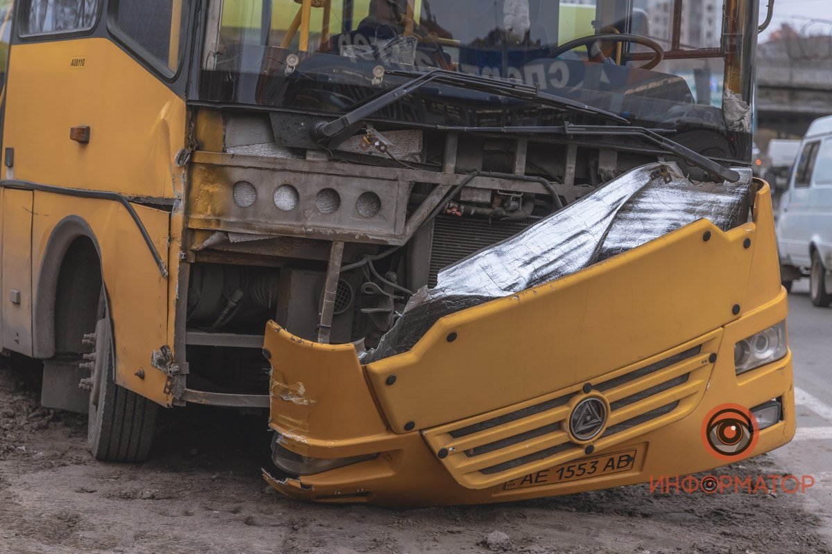 В Днепре на съезде с Нового моста автобус врезался в столб и выехал на разделитель 12