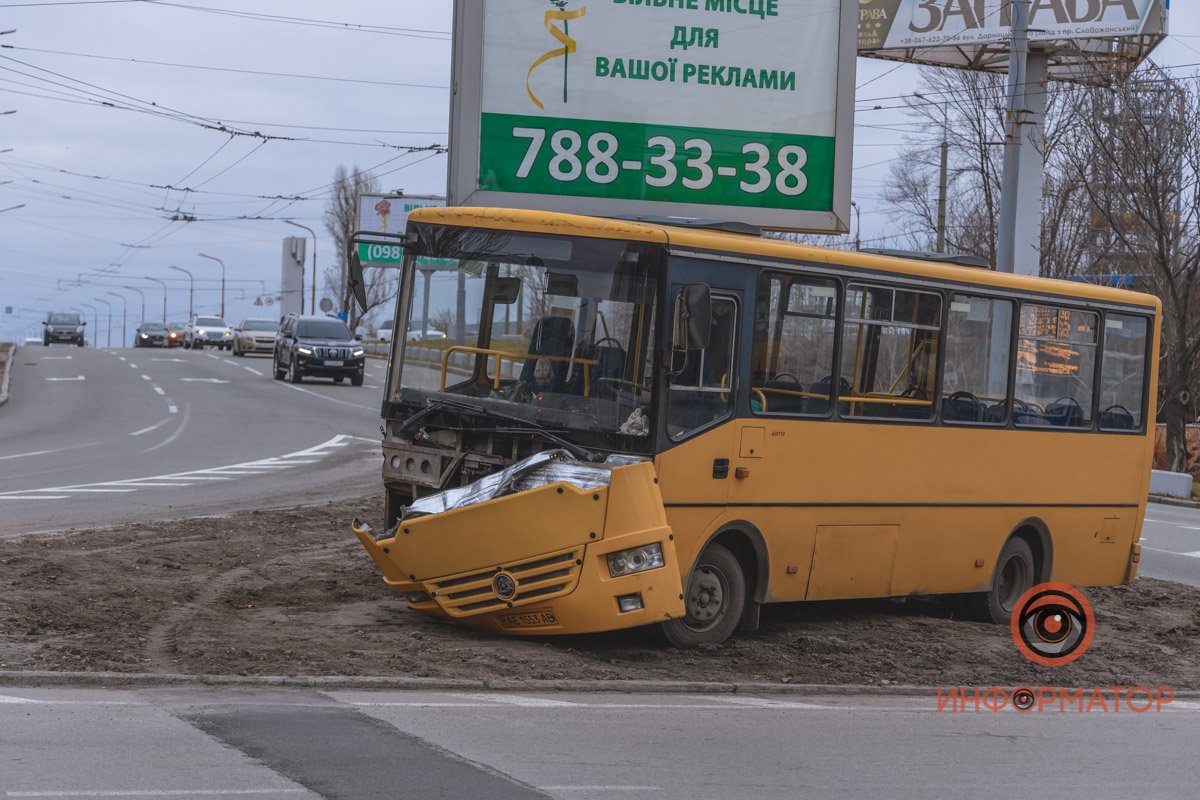 В Днепре на съезде с Нового моста автобус врезался в столб и выехал на разделитель 13