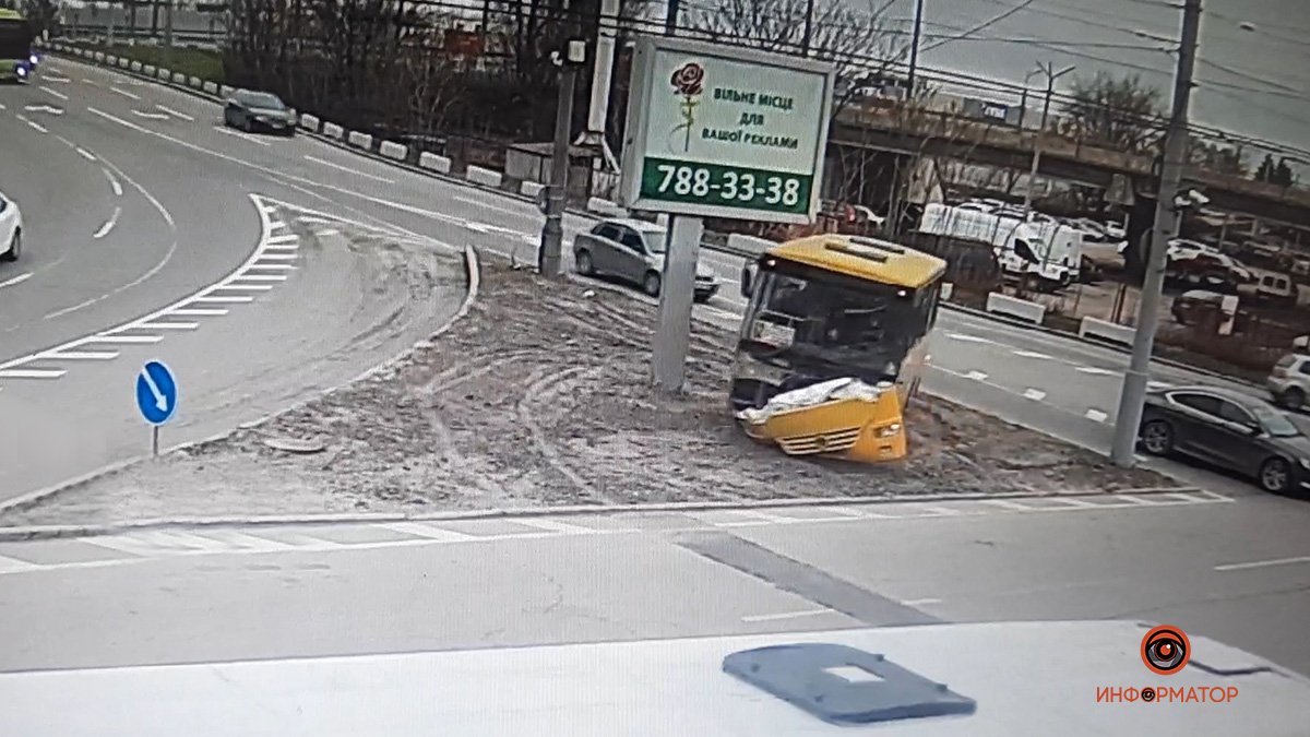 В Днепре на съезде с Нового моста автобус врезался в столб: появилось видео