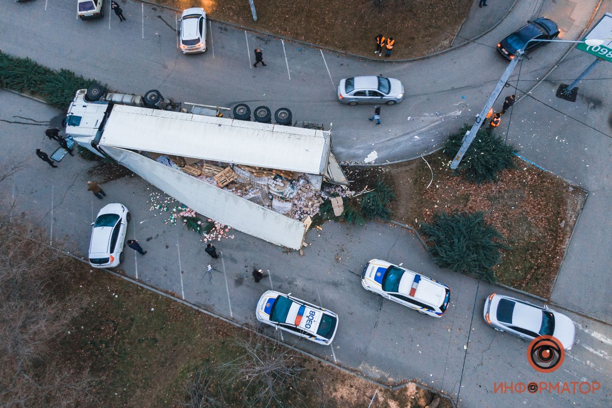 Фура легла на левый бок Фура легла на левый бок
