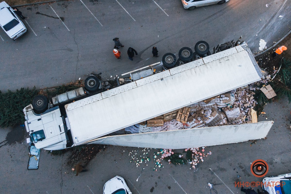 Фура не задела людей или машины Фура не задела людей или машины