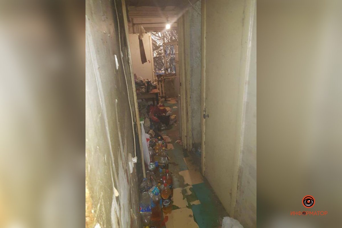 В квартире царит полная антисанитария и стоит ужасный запах В квартире царит полная антисанитария и стоит ужасный запах