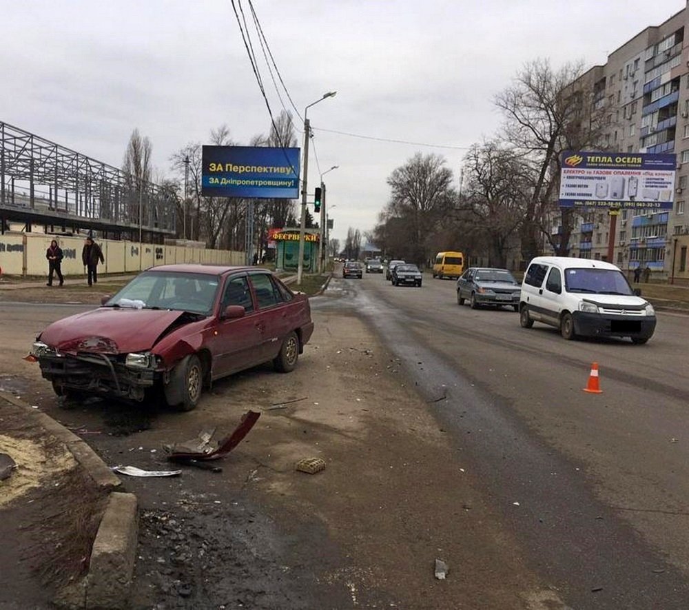 От сильного удара один из автомобилей отлетел на тротуар, где стояли люди От сильного удара один из автомобилей отлетел на тротуар, где стояли люди
