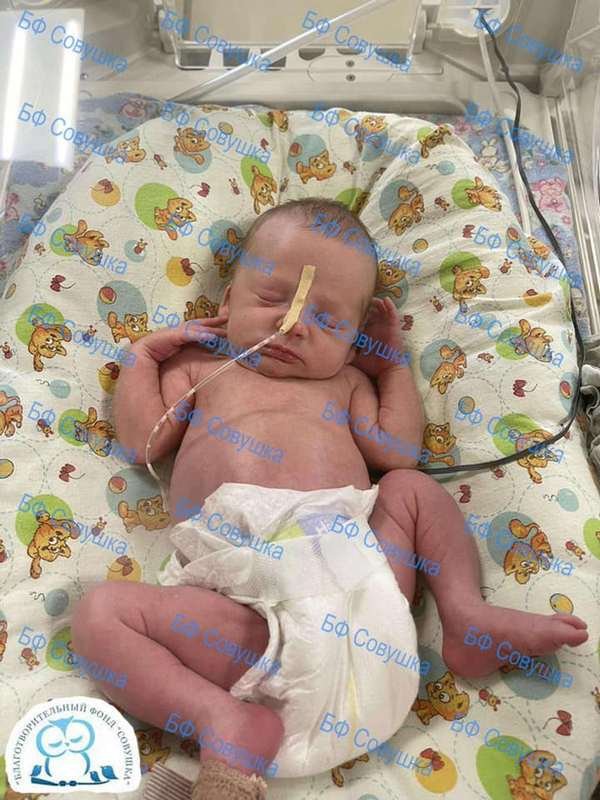 Малышка уже машет ручками и наблюдает за тем, что происходит вокруг