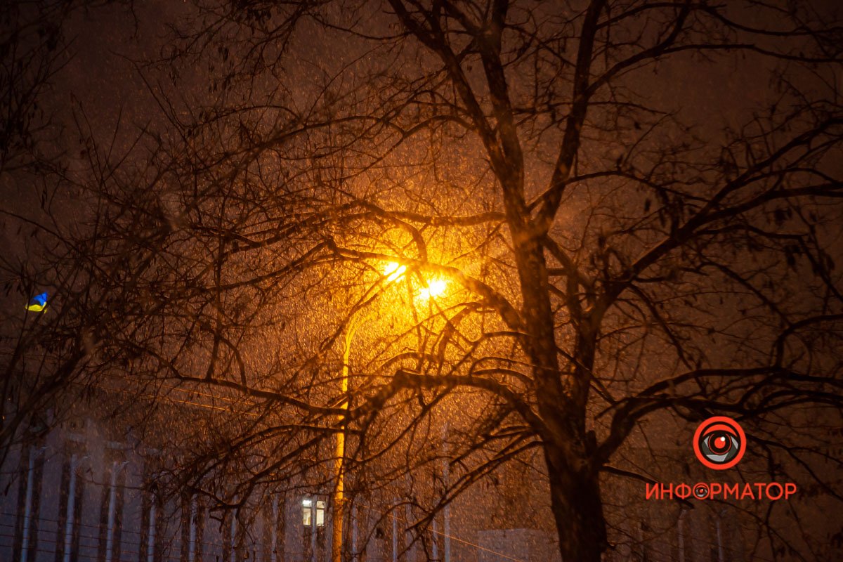 Снежинки кружатся хаотично в свете фонарей Снежинки кружатся хаотично в свете фонарей