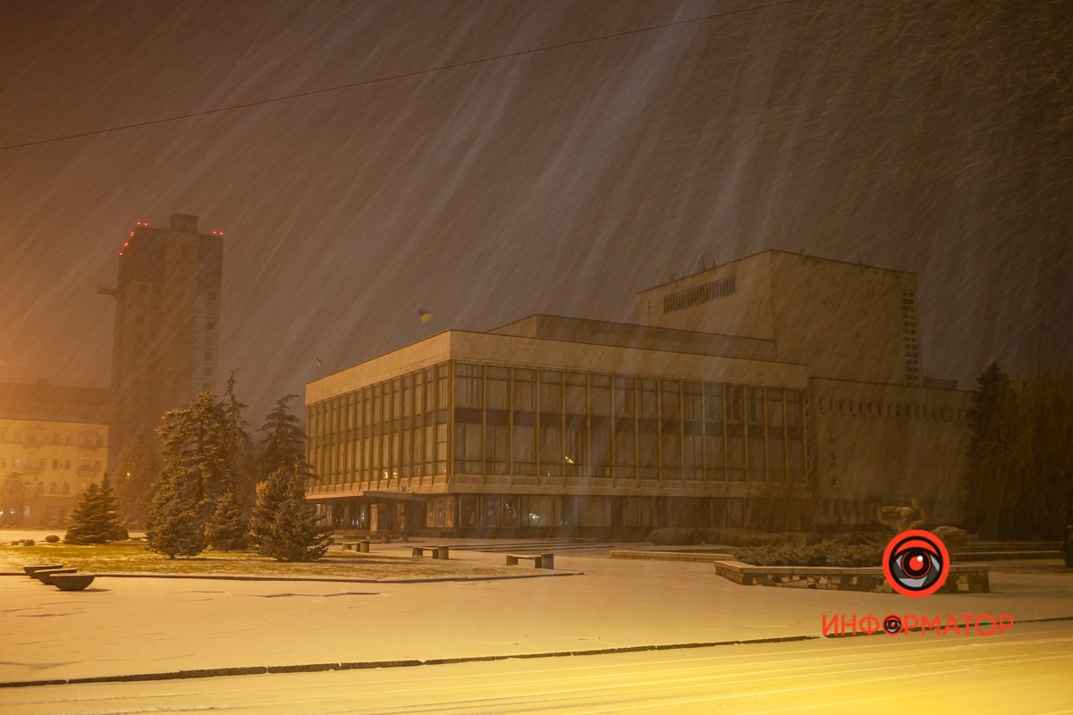 Пожалуй, только снегопад способен заставить пешеходов спрятать смартфоны в карманы и наконец посмотреть по сторонам Пожалуй, только снегопад способен заставить пешеходов спрятать смартфоны в карманы и наконец посмотреть по сторонам