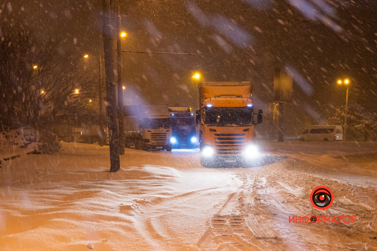 Фуры в снежном плену