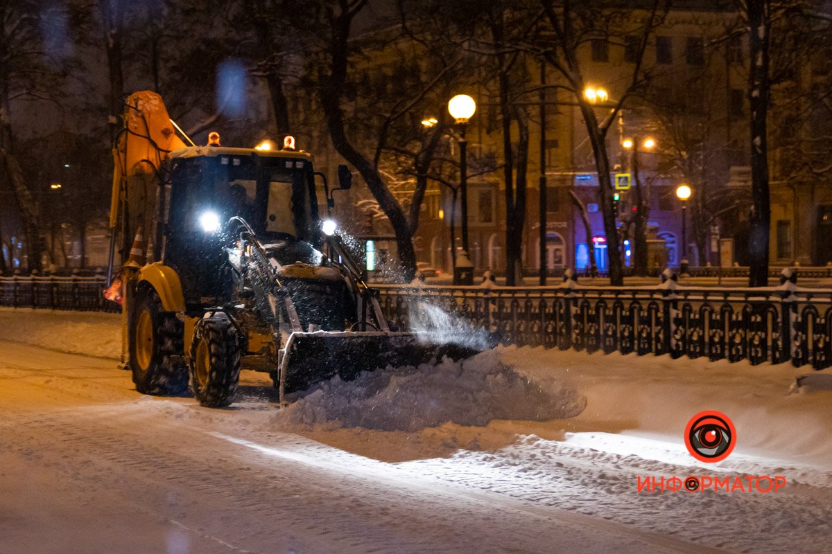Чтобы коммунальщики смогли выполнить свою работу, полицейские перекрывали ночью дороги