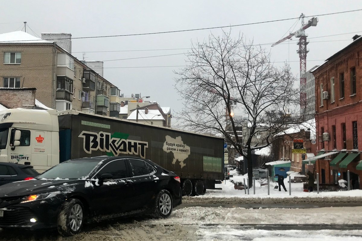 На перекрестке Святослава Храброго и Троицкой фура перегородила дорогу На перекрестке Святослава Храброго и Троицкой фура перегородила дорогу