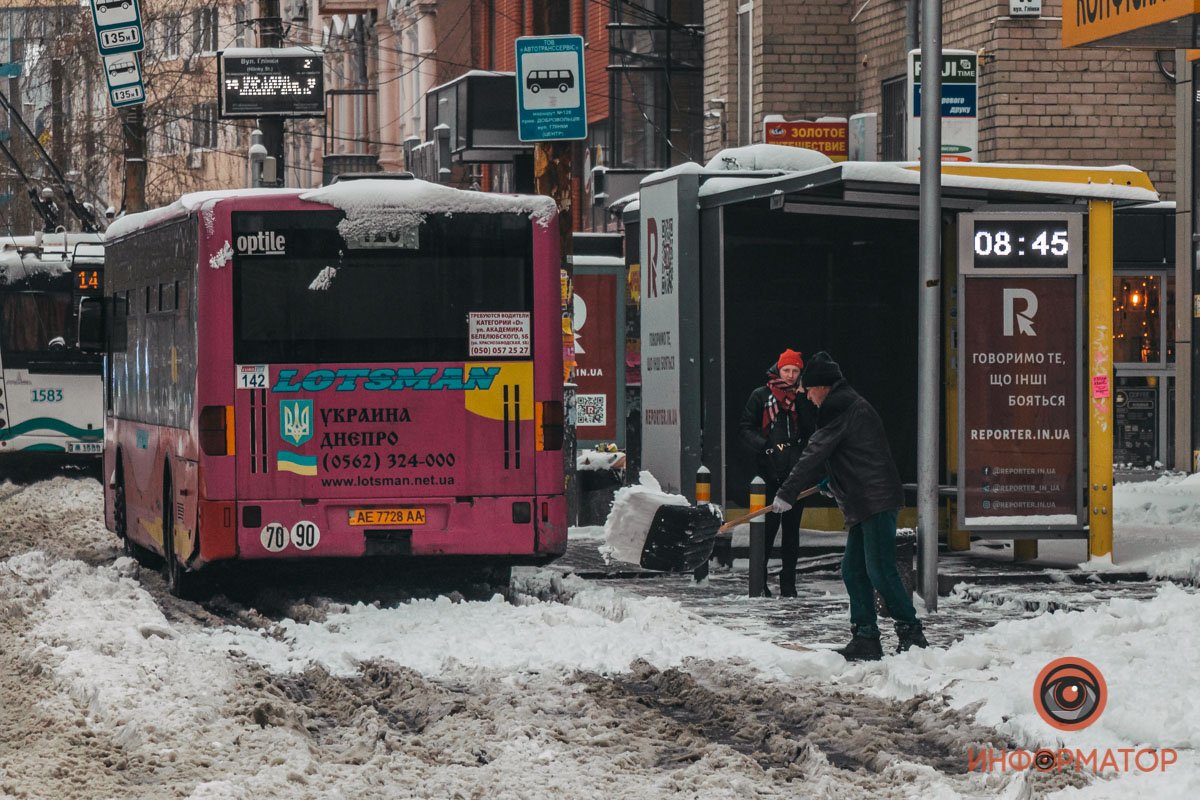 Думаем, бросать снег на проезжую часть - не лучшая идея