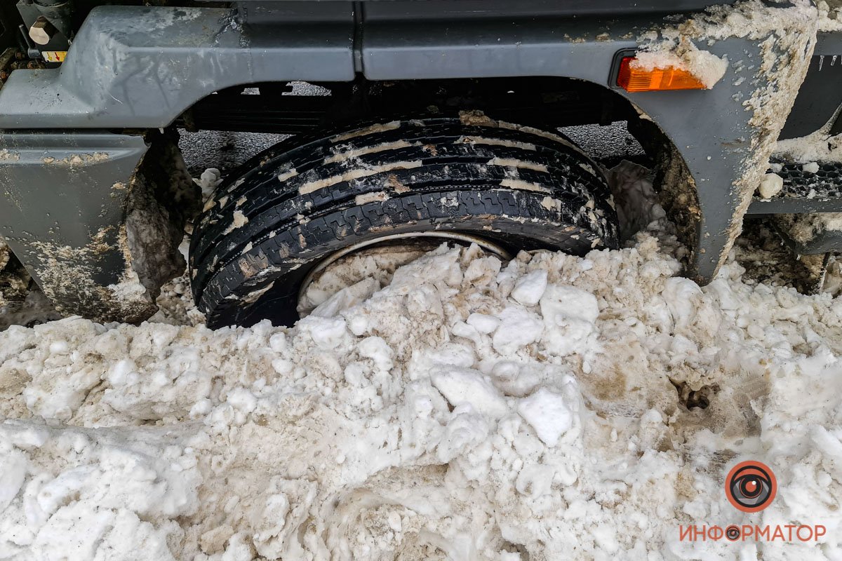 Снегоуборочная машина застряла на обочине