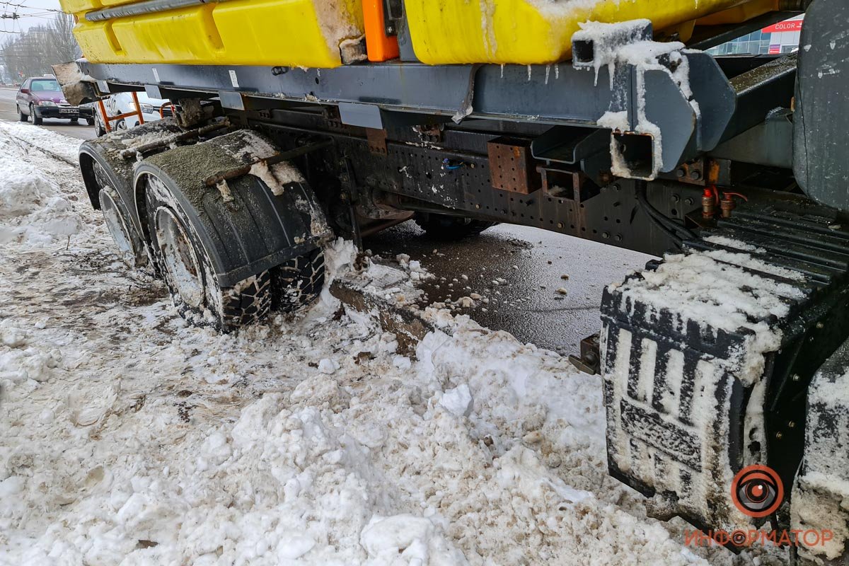 На днях там выкорчевали бордюры