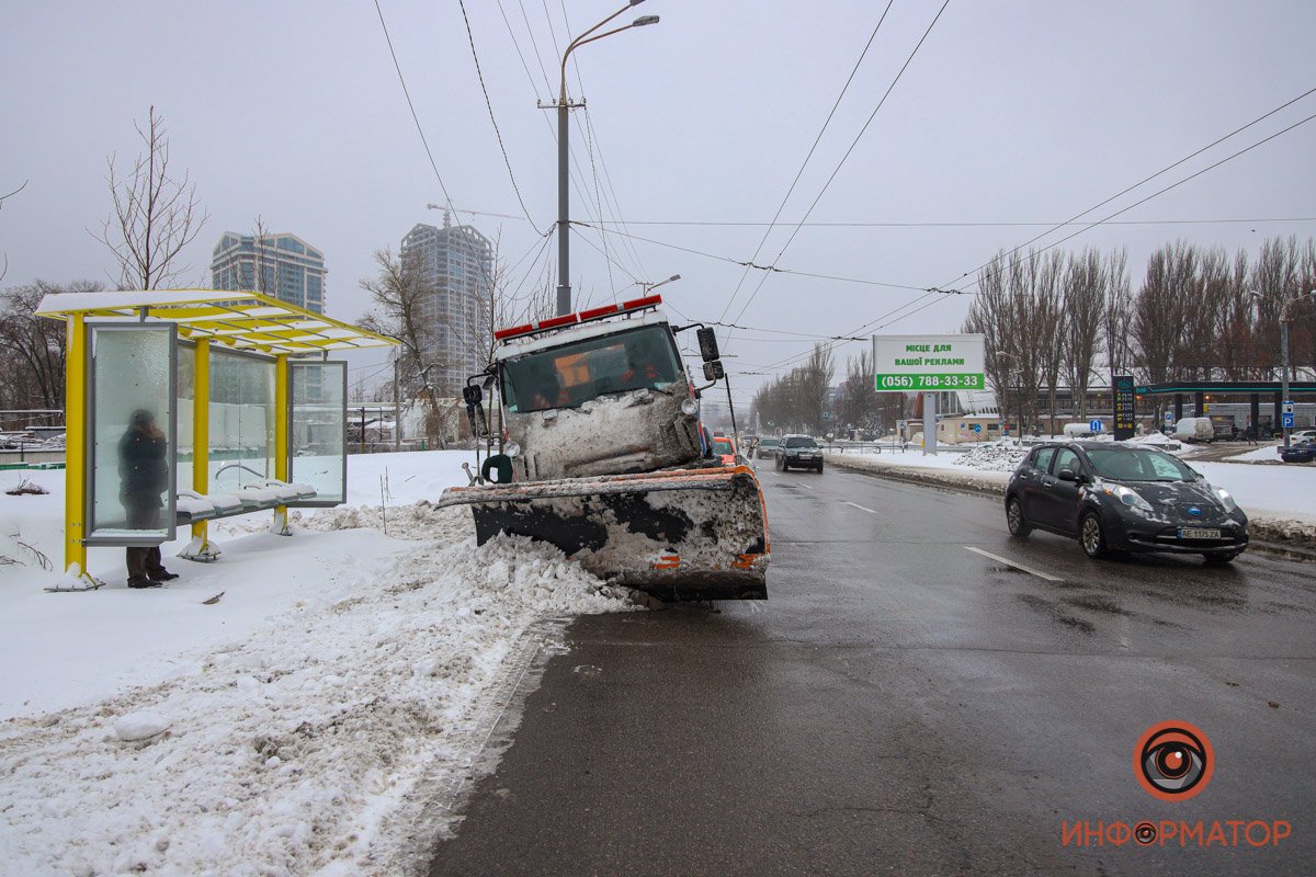  Водитель снегоуборочной техники, убирая ковшом снег с обочины
