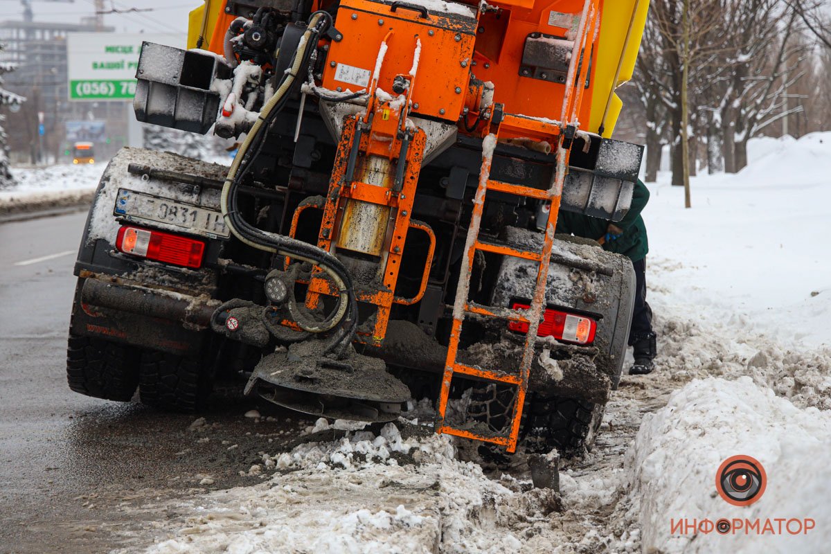 Колесами он наехал на швеллер
