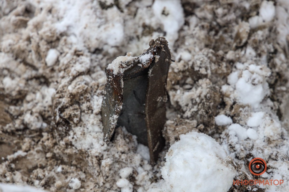 Швеллер, торчащий из-под земли