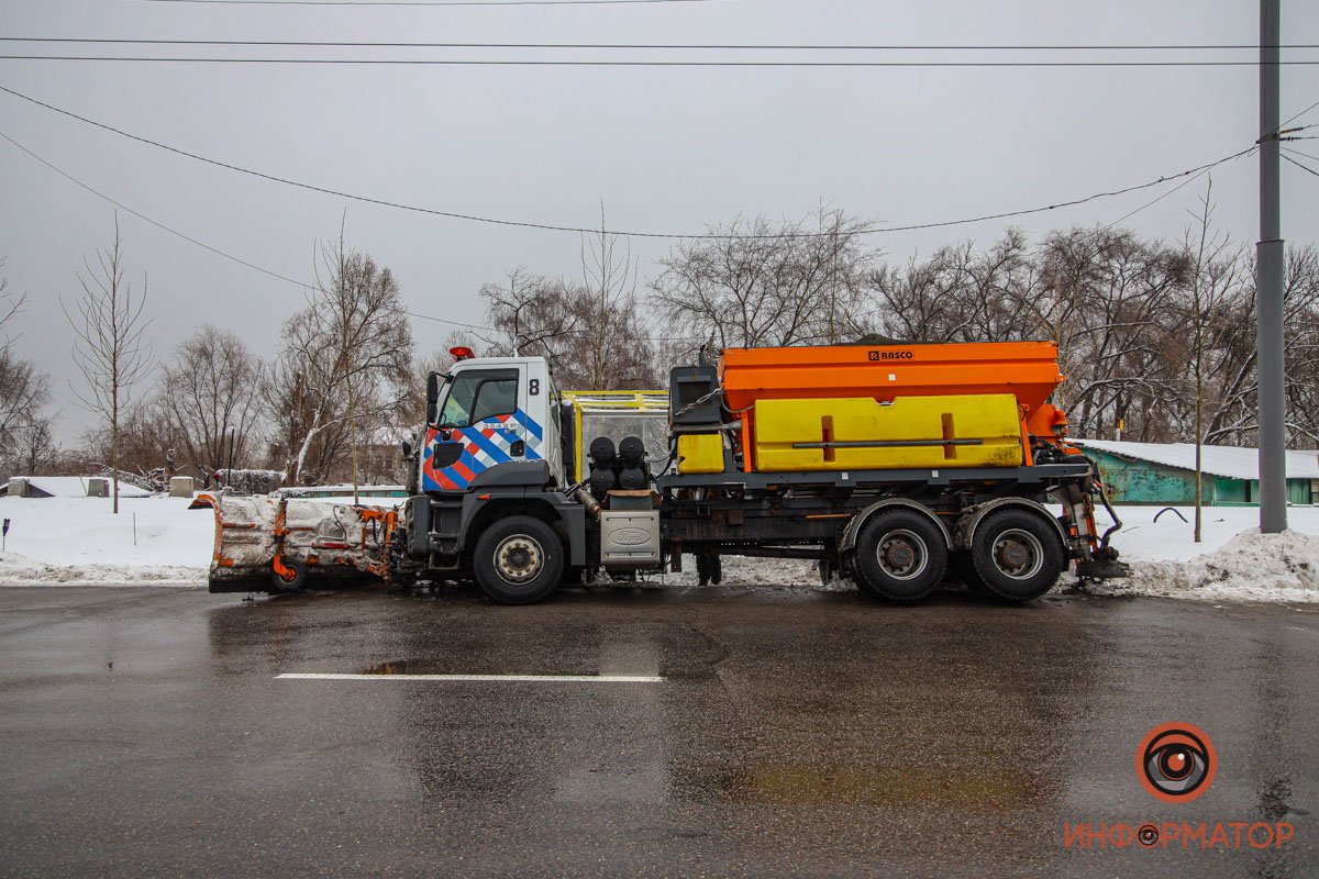 Сейчас коммунальщики решают вопрос, как доставить технику на базу