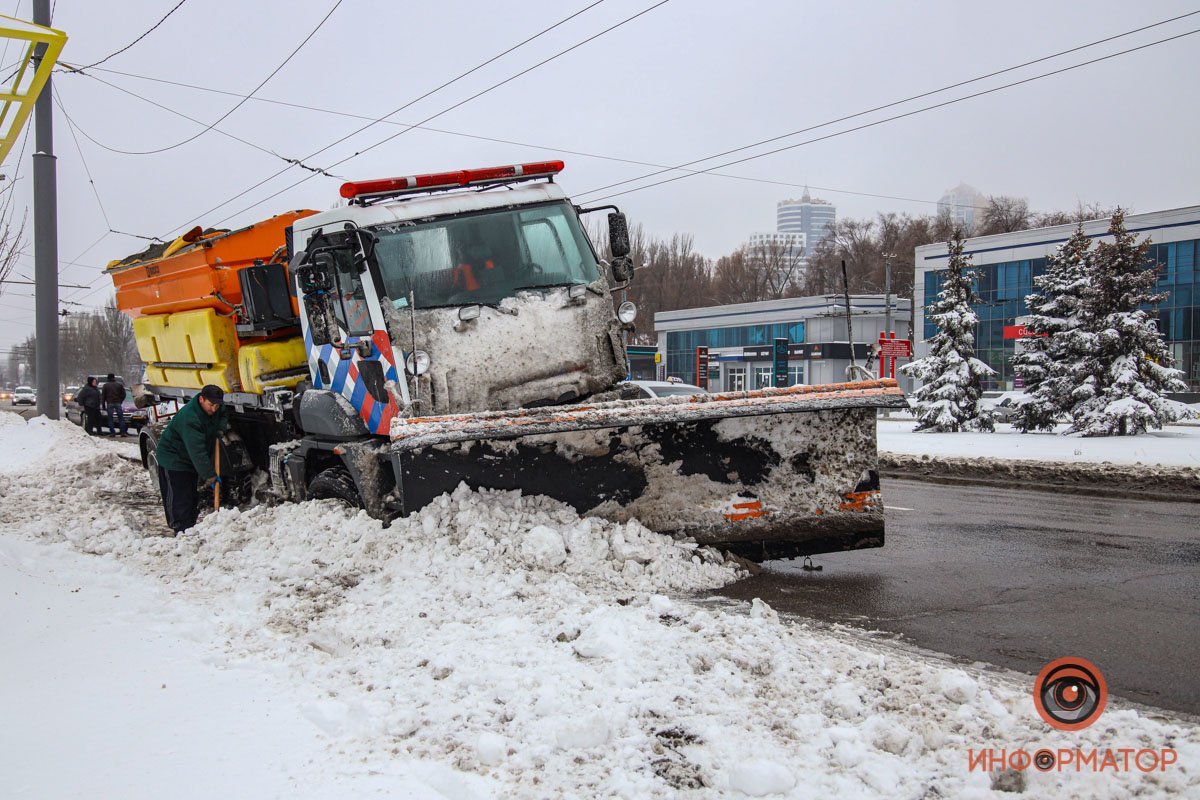 Проезду он не мешает