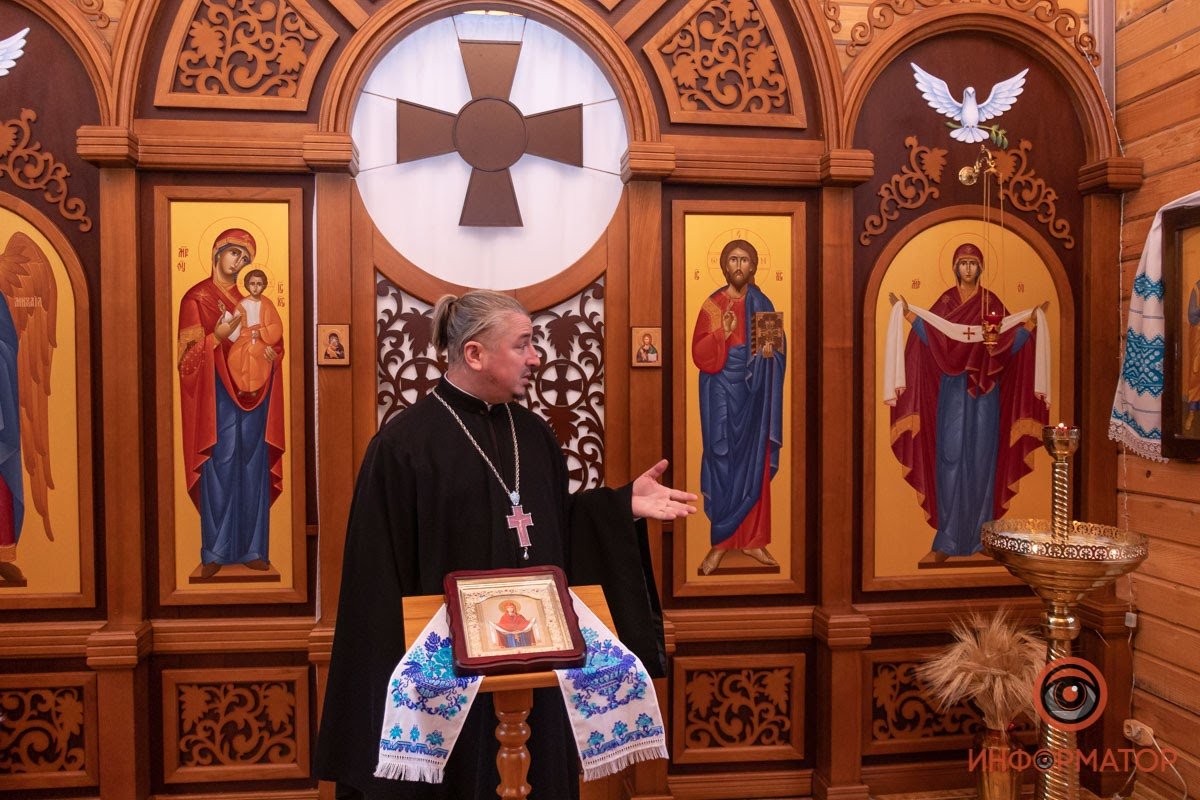 Первое, что мы видим, войдя в храм – равносторонний крест, похожий на тот, что изображен на знаменах Вооруженных сил Украины