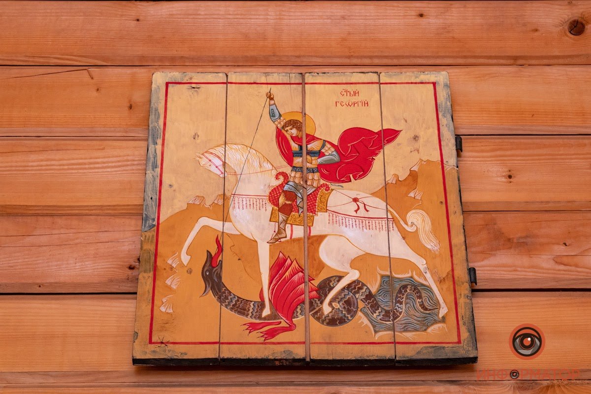 Икона в честь Георгия Победоносца, написанная в 2014 году на передовой на деревянной крышке ящика от патронов. 