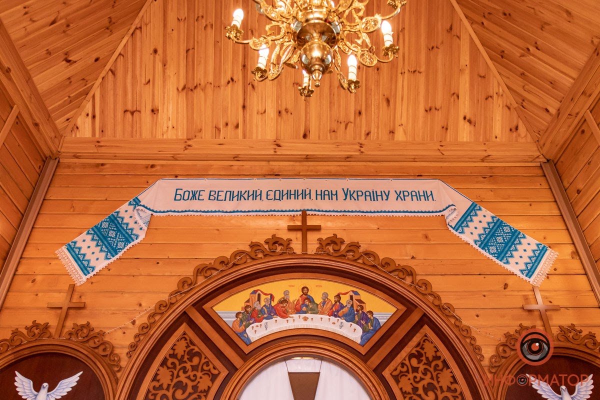 Рушник, вышитый пожилой прихожанкой в дар храму