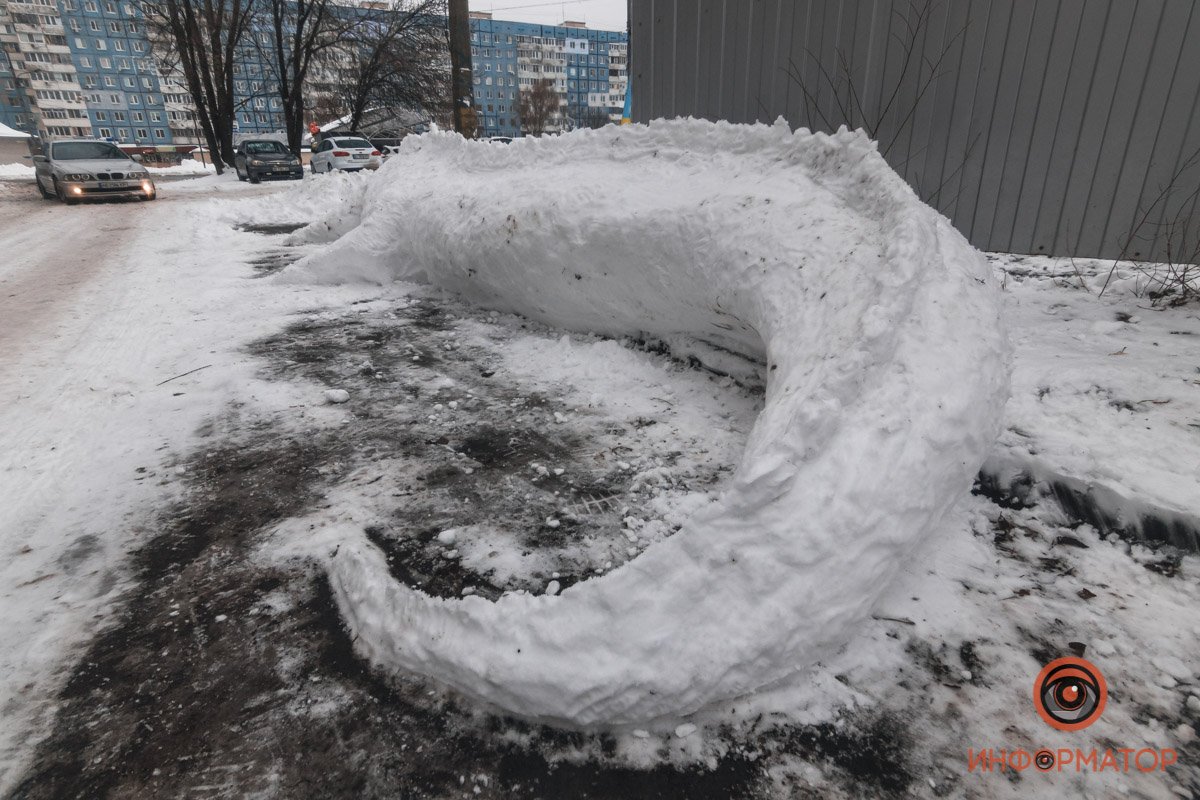 Три часа свободного времени, чуточку воображения, доброе сердечко, одна лопата — и на свет появился белоснежный зубастик Три часа свободного времени, чуточку воображения, доброе сердечко, одна лопата — и на свет появился белоснежный зубастик