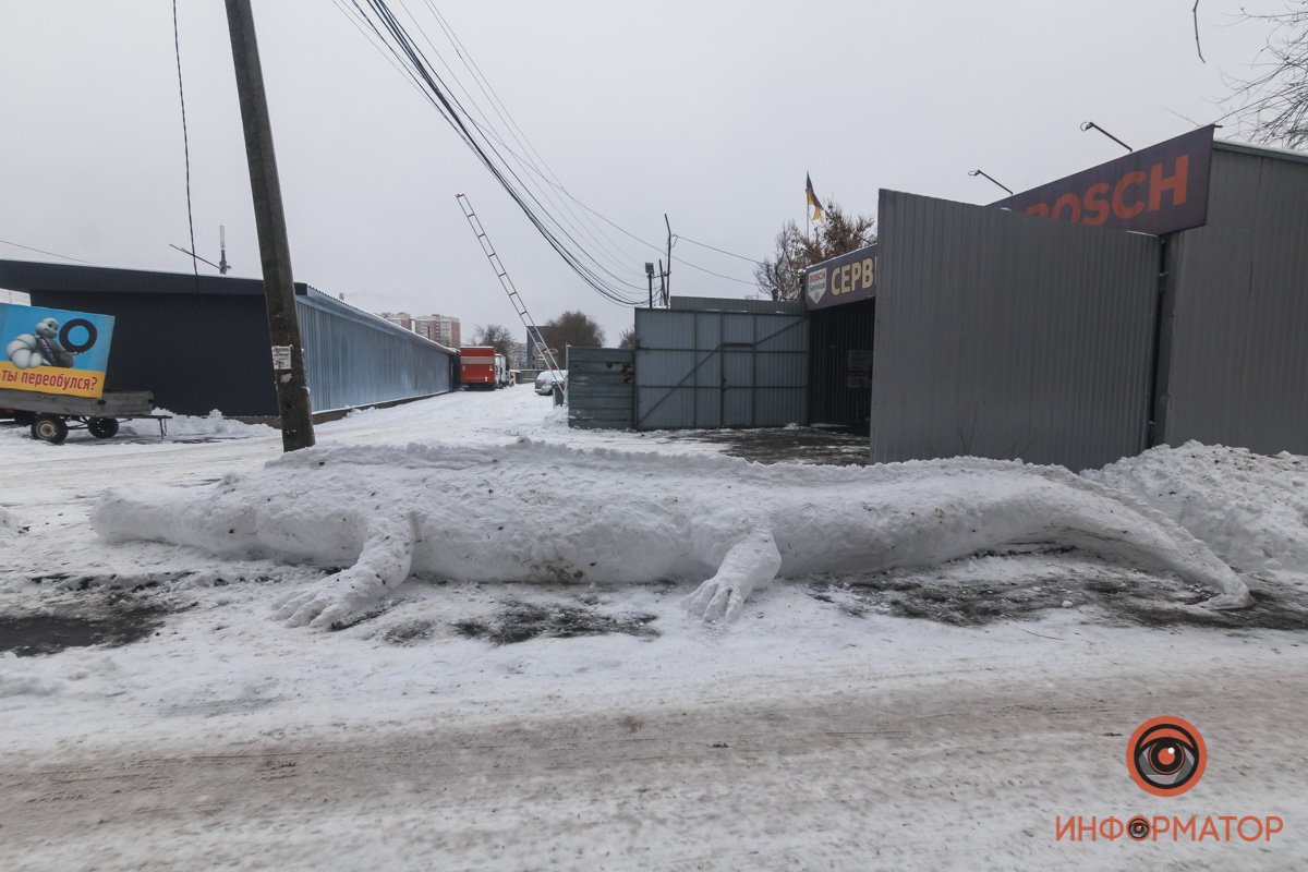 Мужчина говорит, что работу еще не закончил Мужчина говорит, что работу еще не закончил