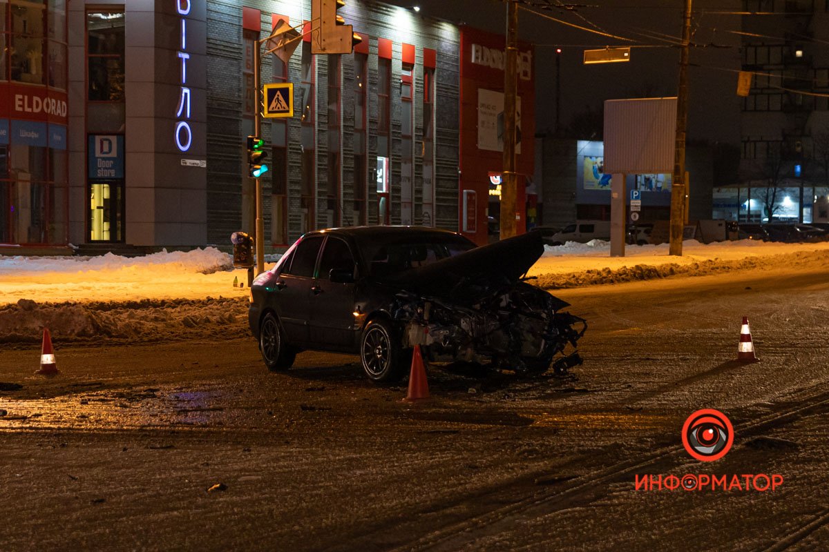 Столкнулись Mitsubishi и Toyota Столкнулись Mitsubishi и Toyota