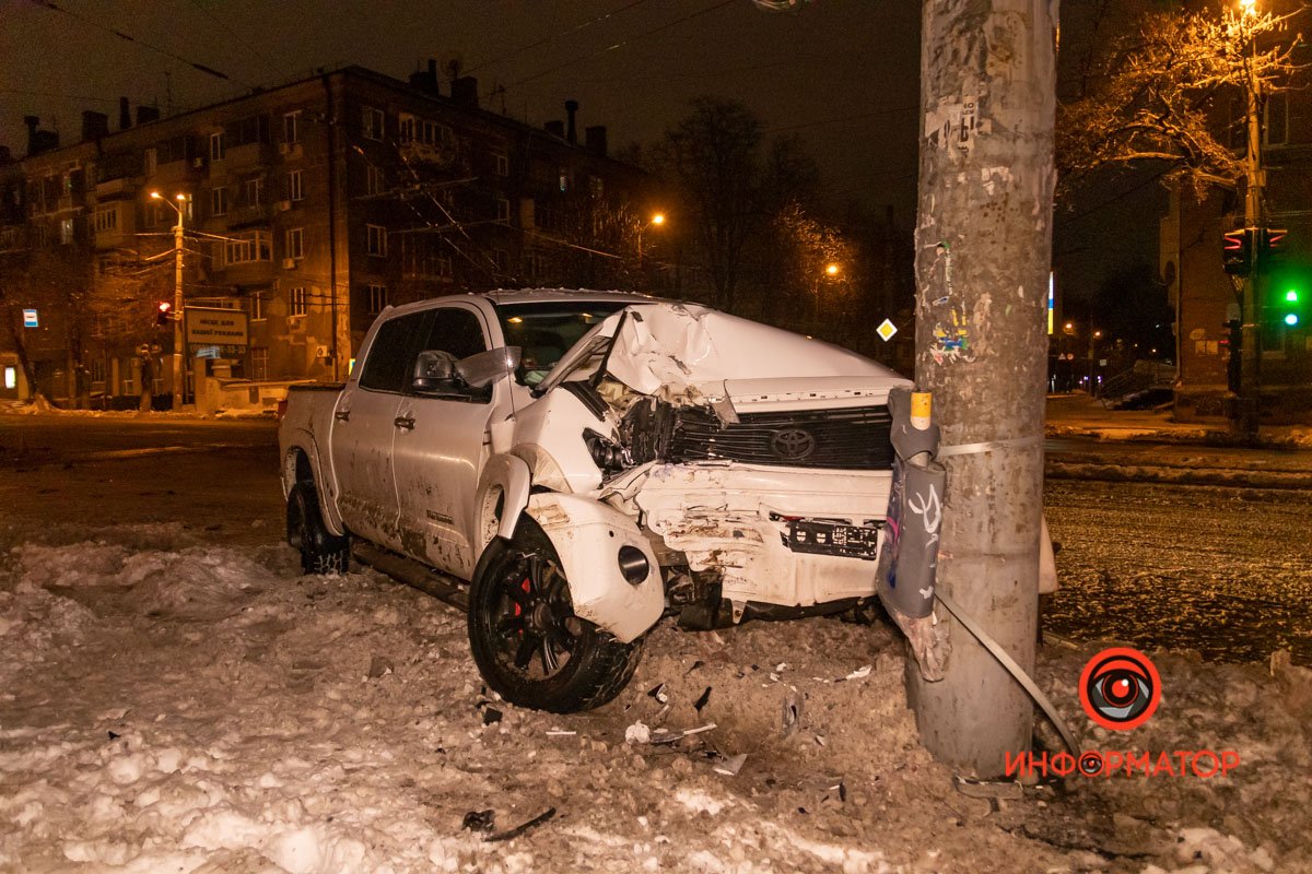 От удара Toyota влетела в столб От удара Toyota влетела в столб
