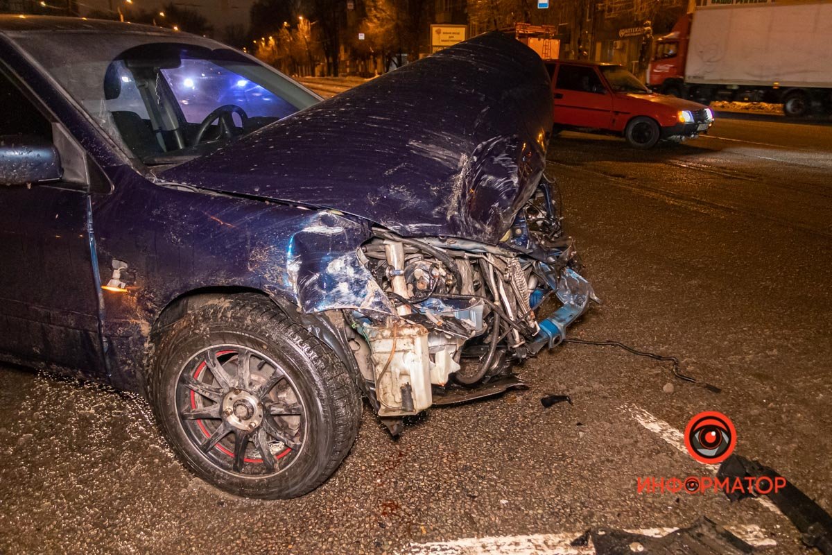 По неподтвержденной информации, автомобиль выехал на перекресток на красный сигнал светофора По неподтвержденной информации, автомобиль выехал на перекресток на красный сигнал светофора