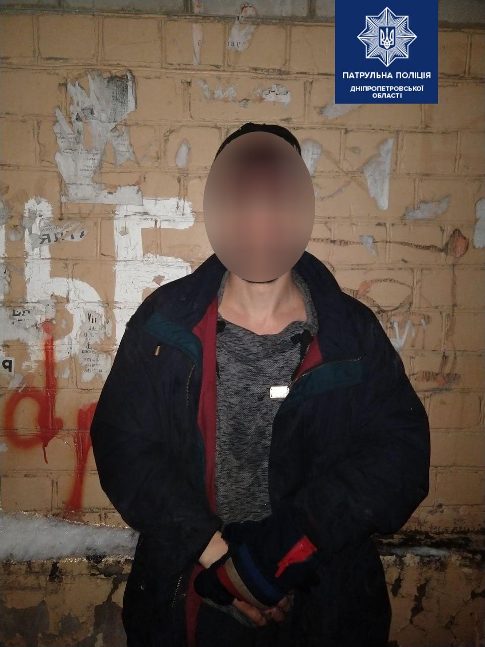 Патрульные увидели мужчину в грязной одежде