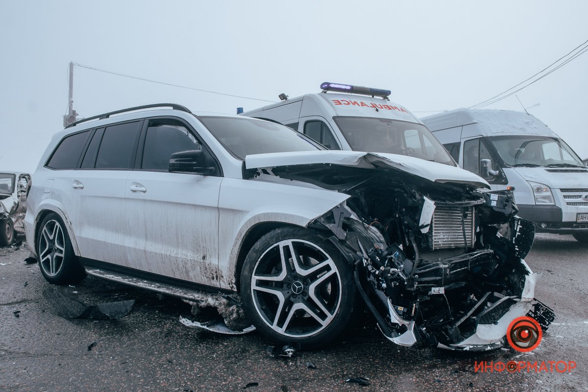 На перекрестке Аэропортовской и Яснополянской столкнулись Mercedes, Daewoo и Toyota На перекрестке Аэропортовской и Яснополянской столкнулись Mercedes, Daewoo и Toyota