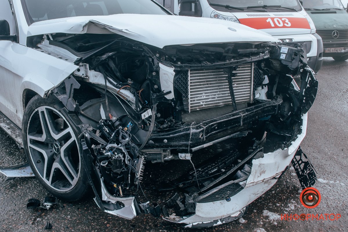 Mercedes ехал в сторону Паникахи Mercedes ехал в сторону Паникахи