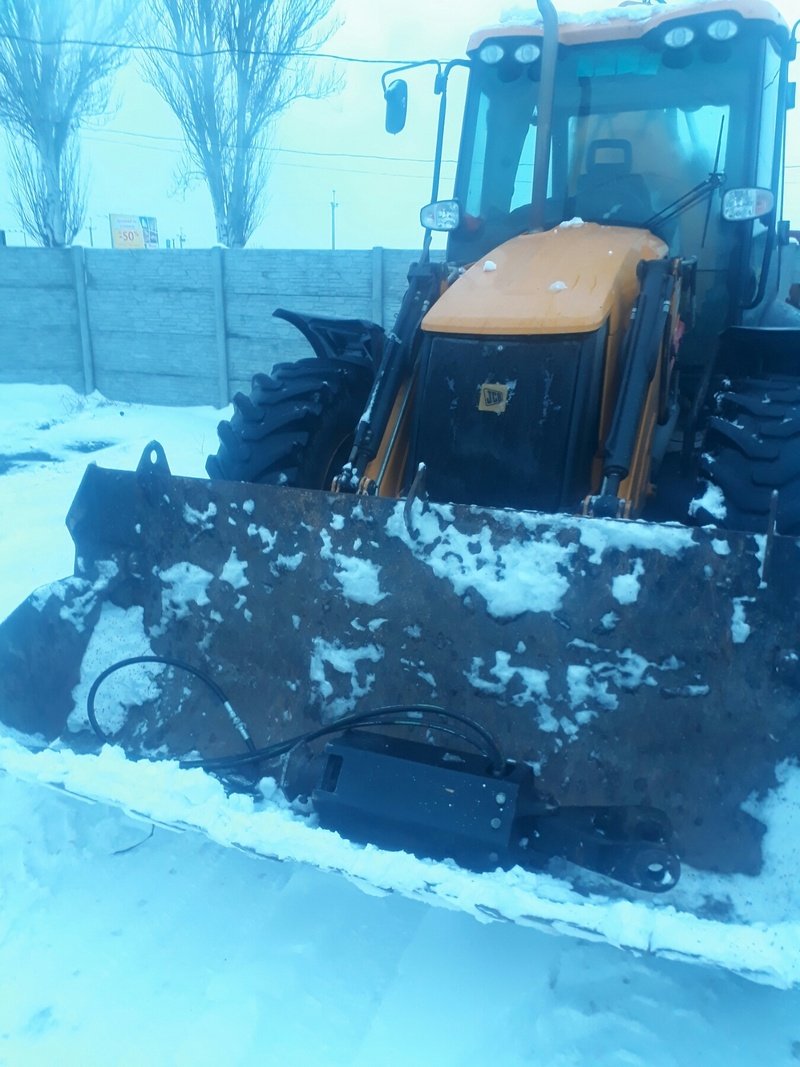 В Днепре возле "Каравана" угнали экскаватор 1