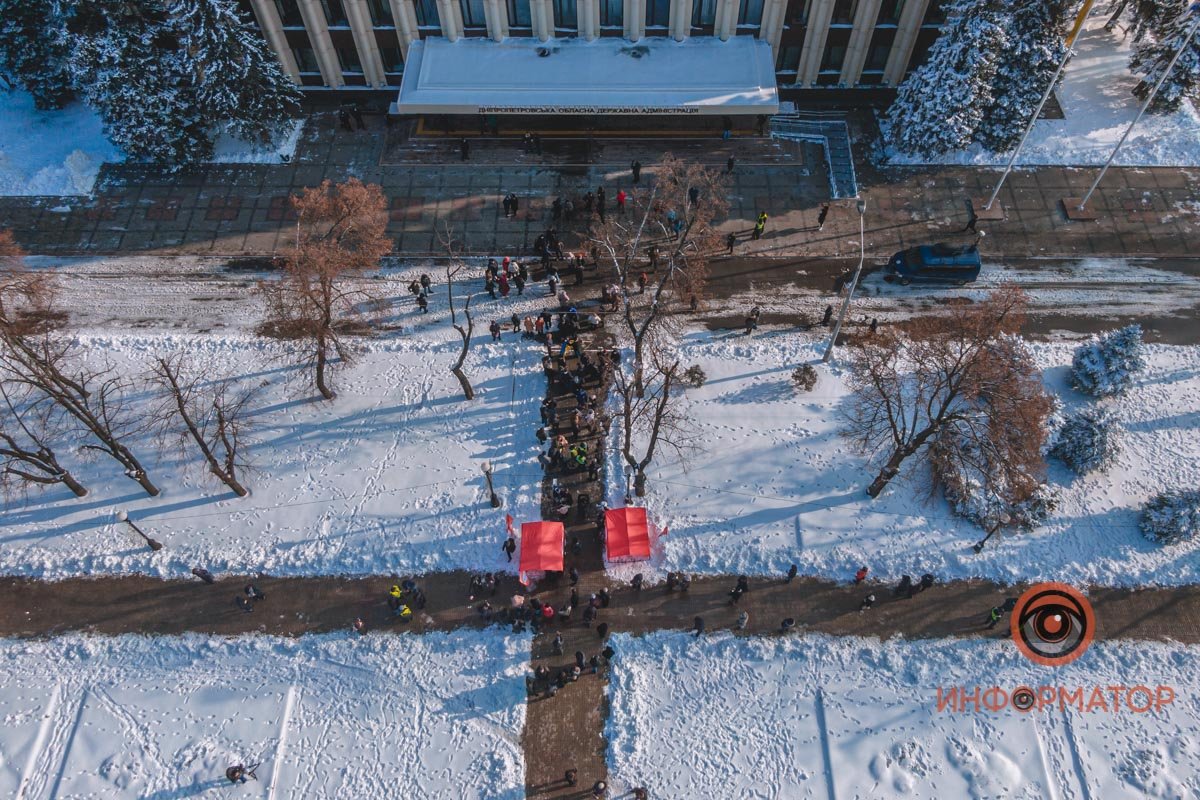 Собрались до сотни людей Собрались до сотни людей