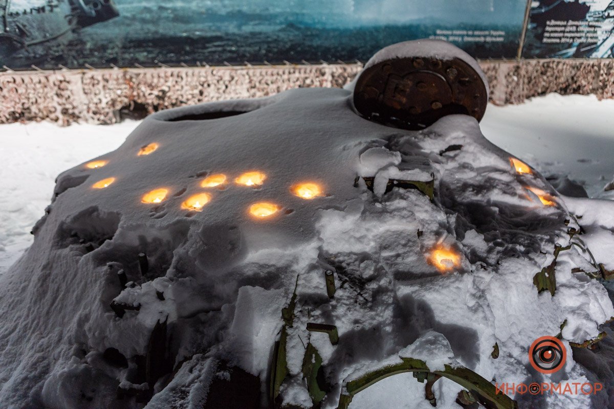 Они зажгли лампадки и почтили память погибших Героев Они зажгли лампадки и почтили память погибших Героев