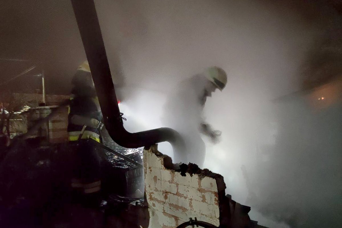 Огонь уничтожил баню на Березановской Огонь уничтожил баню на Березановской