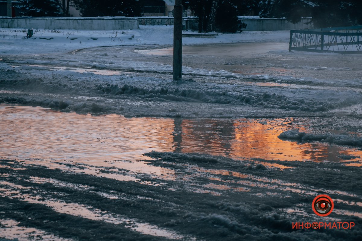На проезжей части - "каша" из льда, воды и снега На проезжей части - "каша" из льда, воды и снега