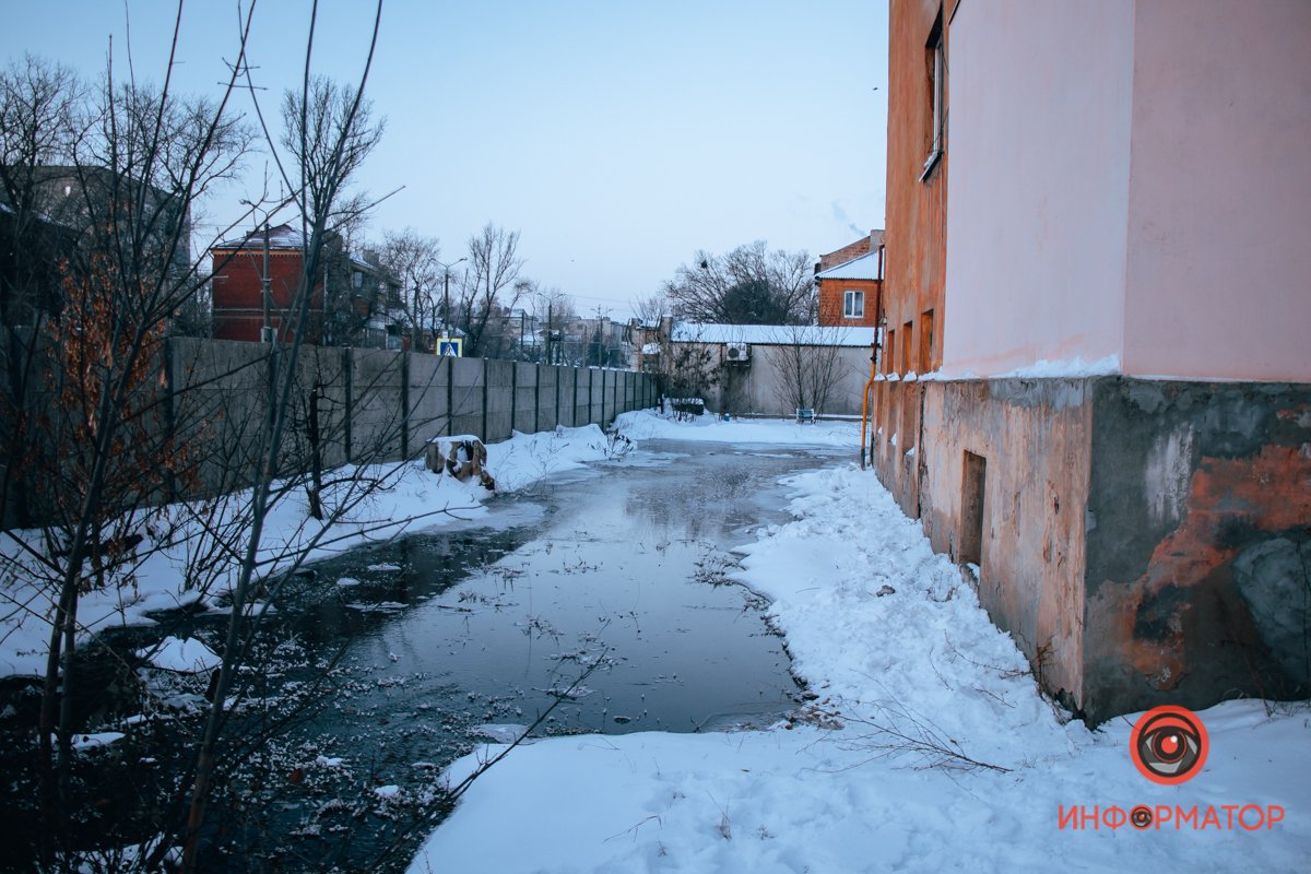 Место прорыва - во дворе дома № 71 Место прорыва - во дворе дома № 71