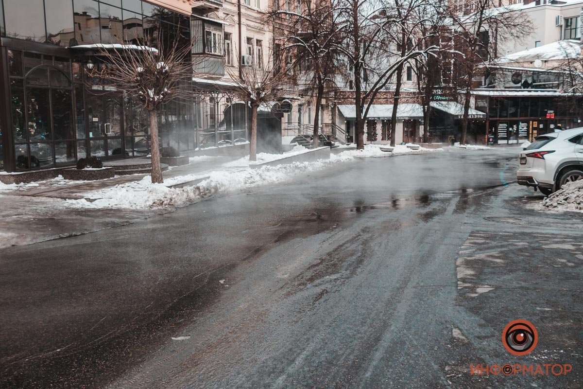 Ручей стекает, заливая кварталы ниже Ручей стекает, заливая кварталы ниже