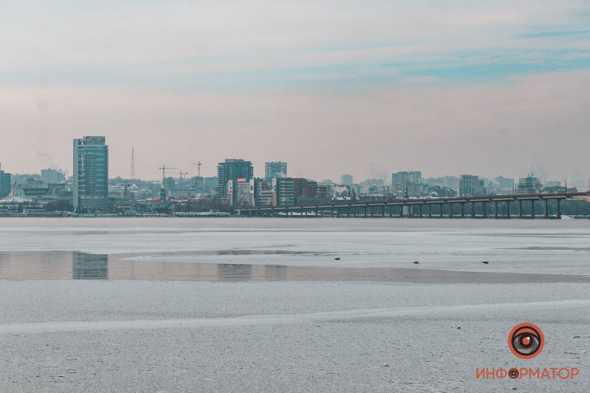 Промерзший до камешков Днепр