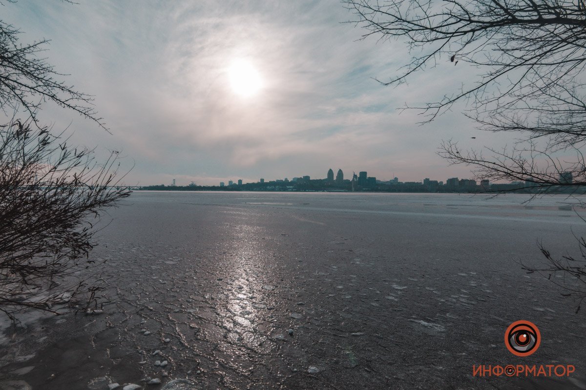 Так и хочется наступить и похрустеть льдом