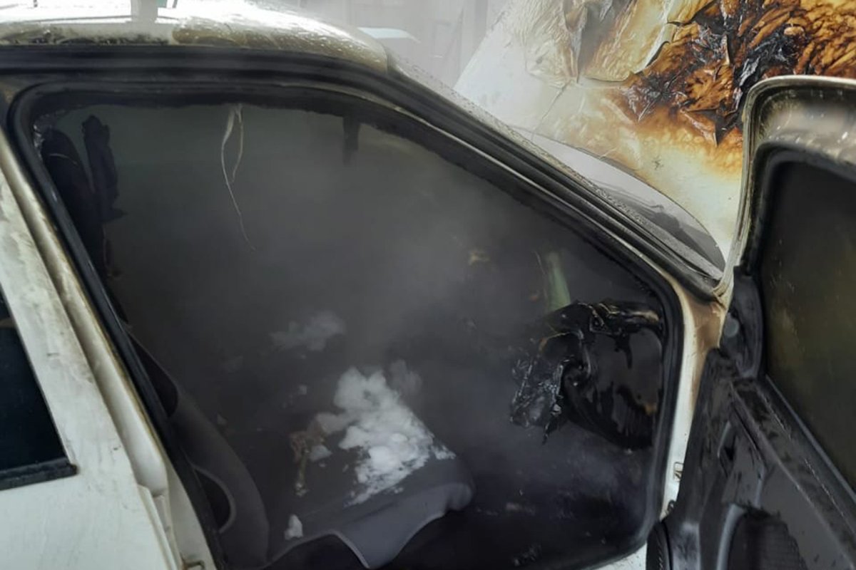Двигатель, салон и приборная панель машины полностью выгорели