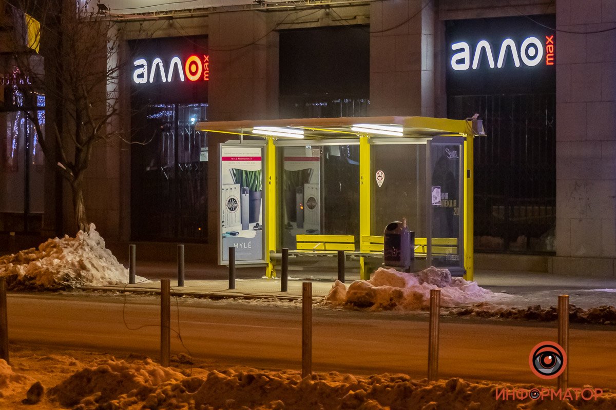 На остановках также ни души На остановках также ни души