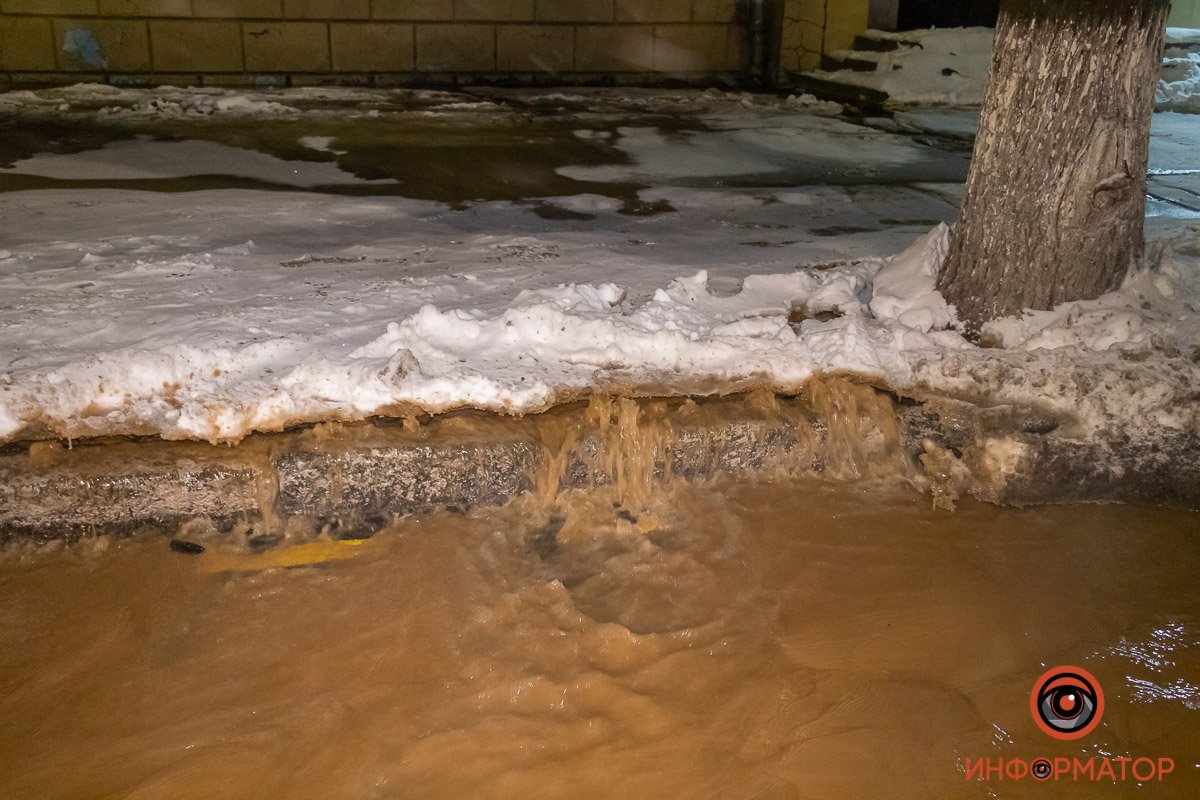 А также из-под тротуара А также из-под тротуара